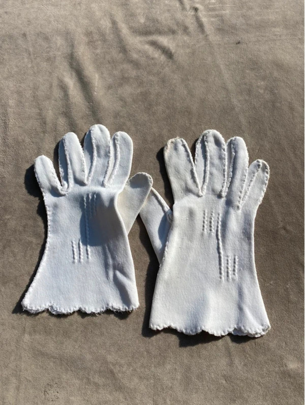 VTG Women's White Formal Gloves S/M Unlined Scalloped Wedding Dressy 60s White
